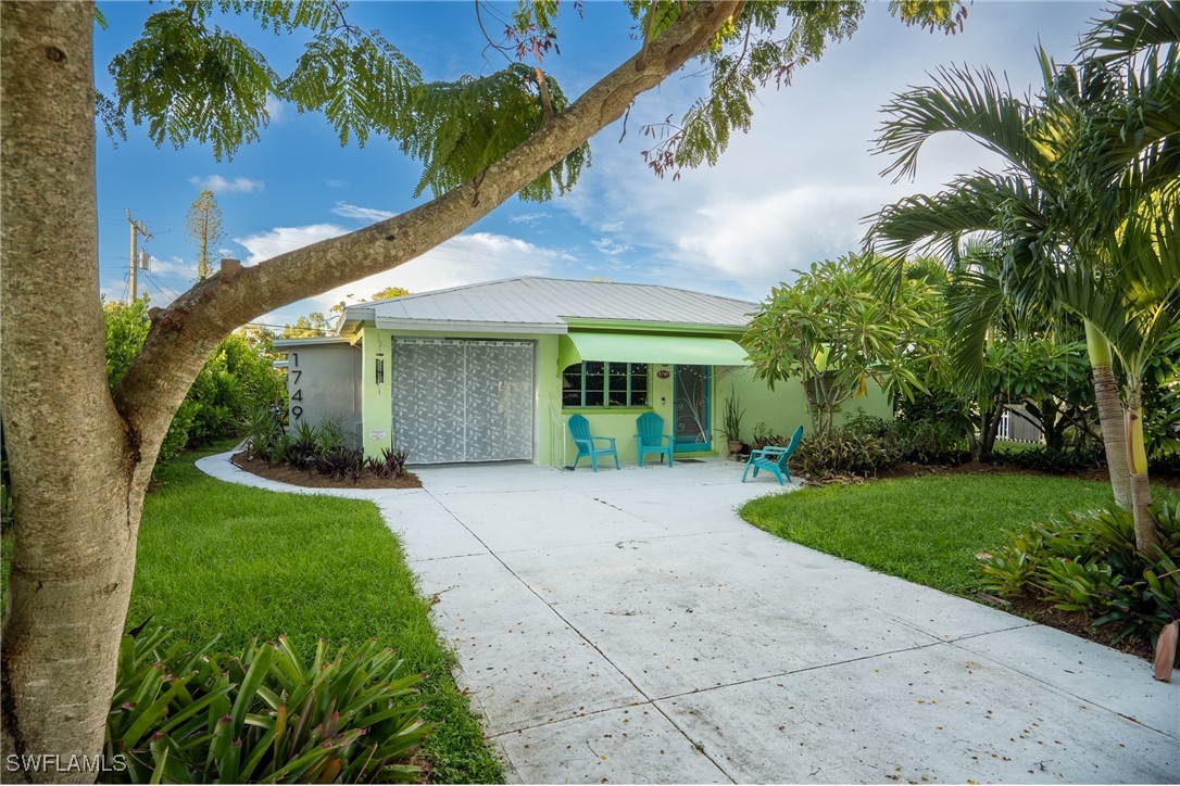 a view of a house with a yard