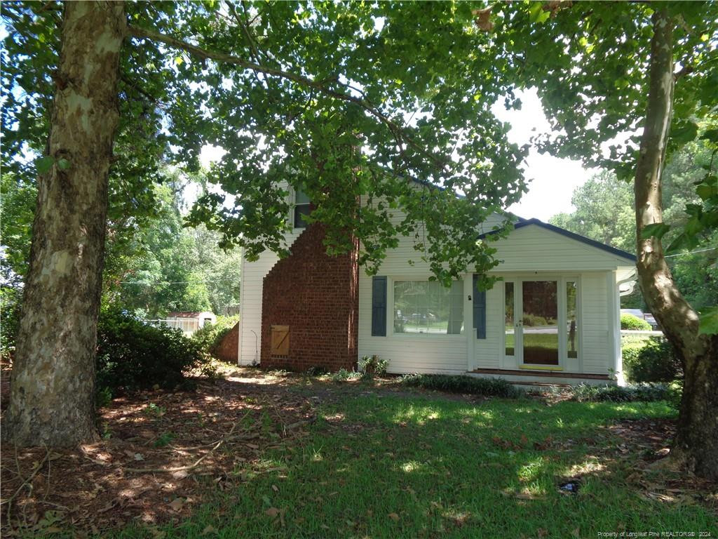 a view of a house with backyard