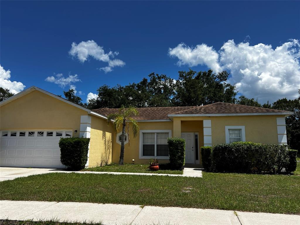 a view of a house with backyard and garden