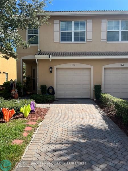 a front view of house with yard