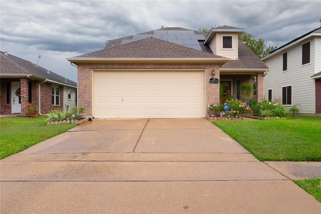 a front view of house with yard