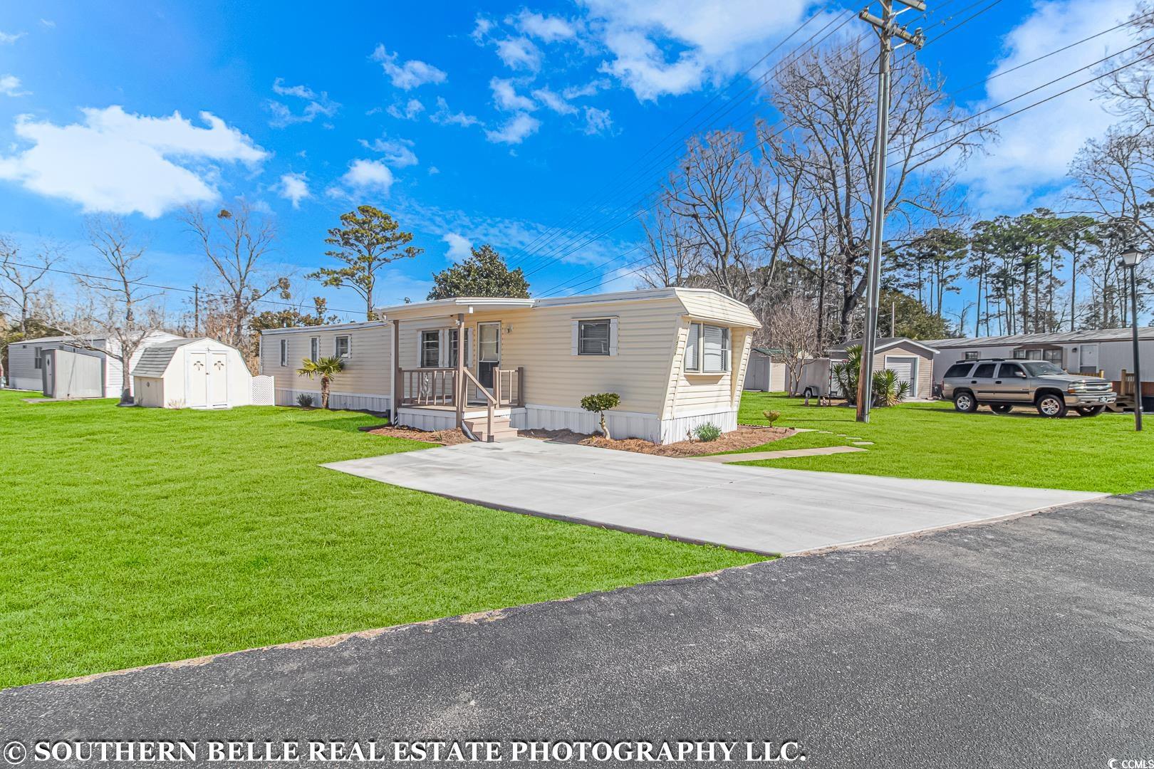 Manufactured / mobile home featuring a front lawn