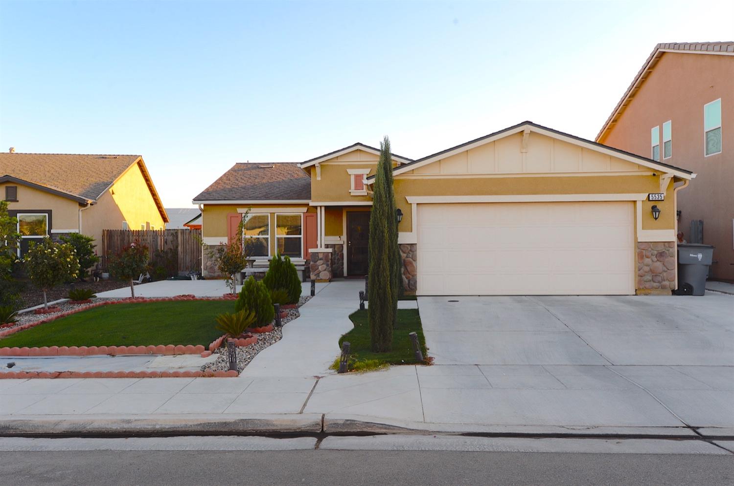 a front view of house with garage and yard