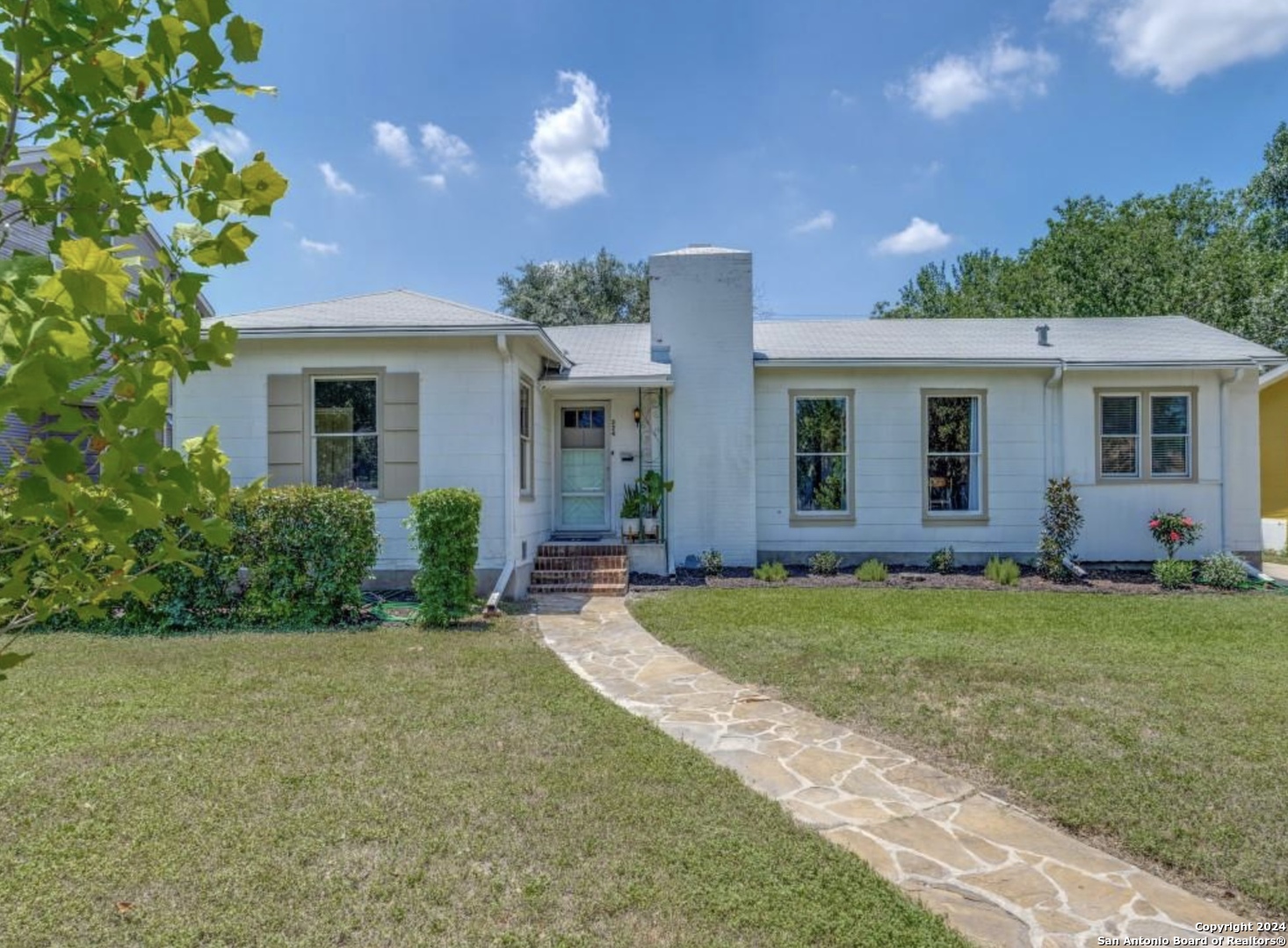 a view of a house with backyard and garden