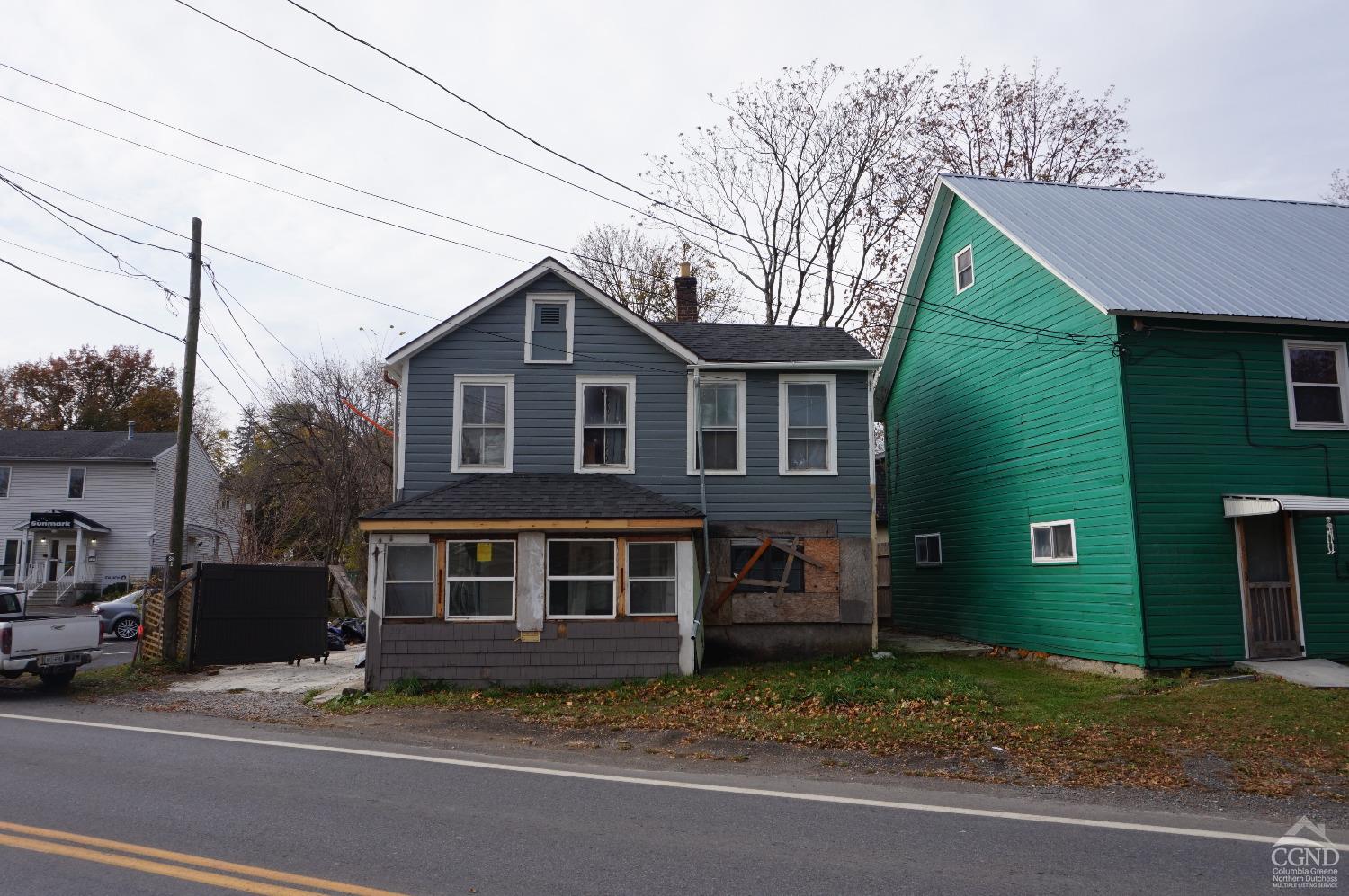 a view of a yard in front of a house