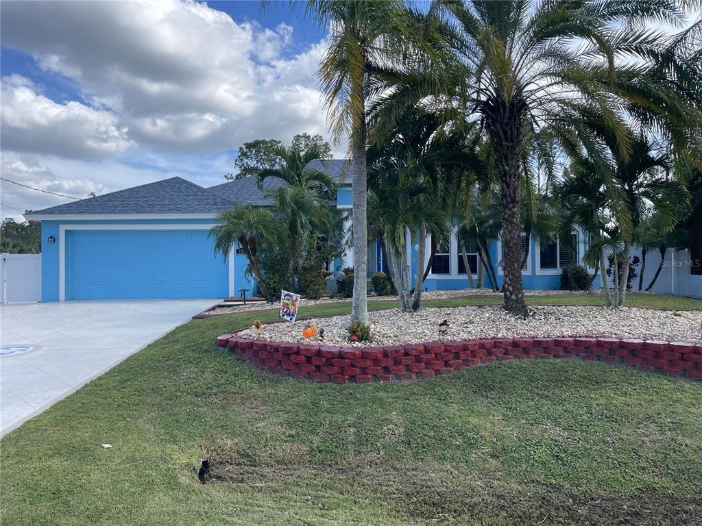 a view of a backyard with palm trees