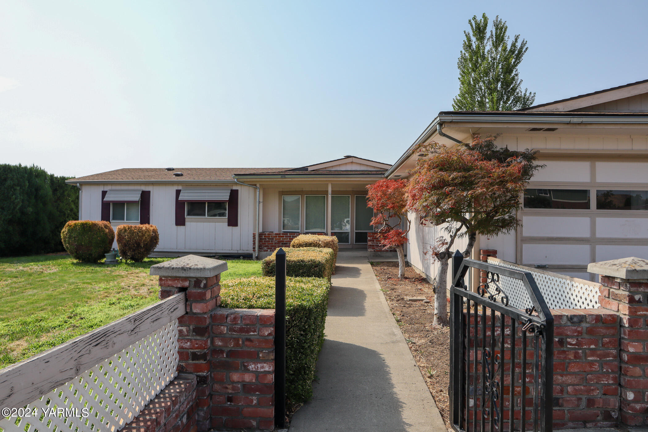 a view of a house with backyard and sitting area