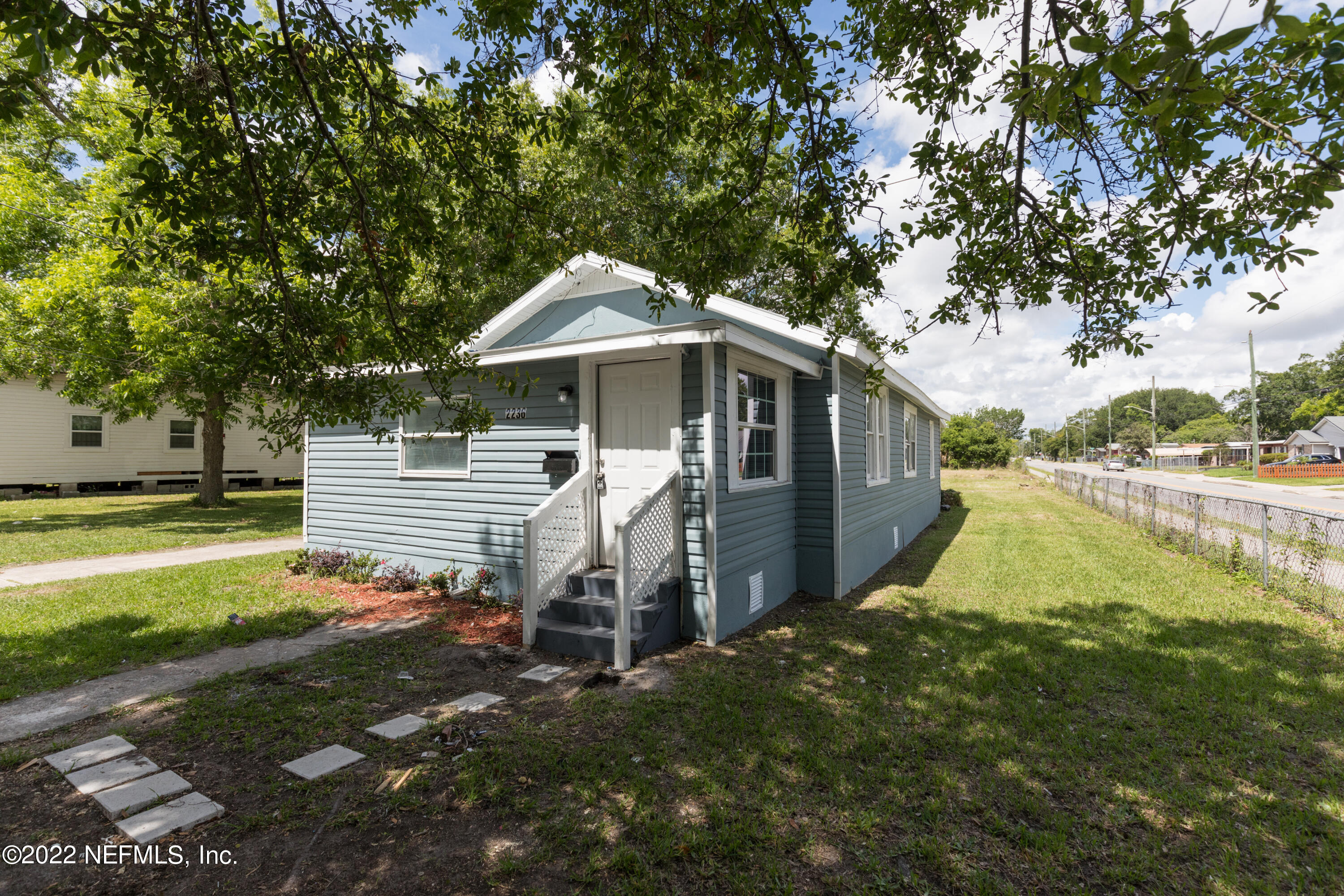 a view of a house with a yard