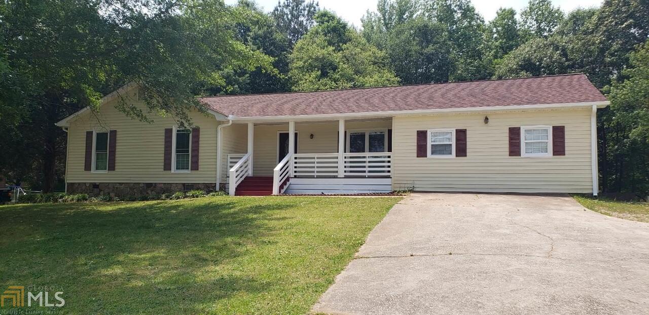 a view of a house with a backyard