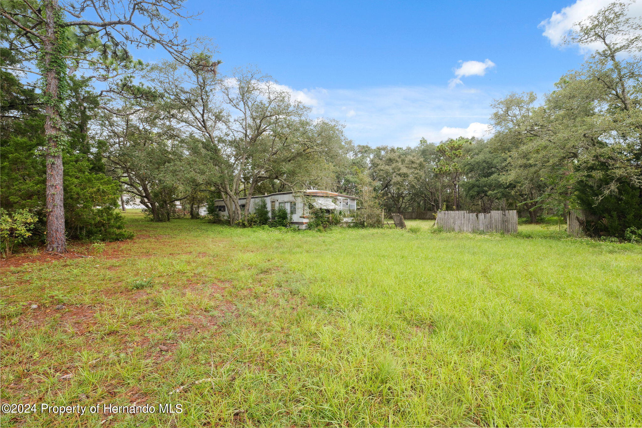 a view of a yard with a house