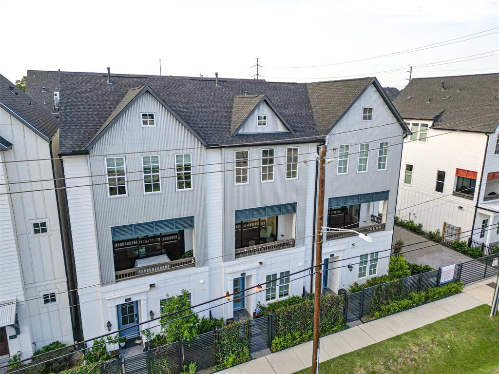 a view of multiple houses with a outdoor space