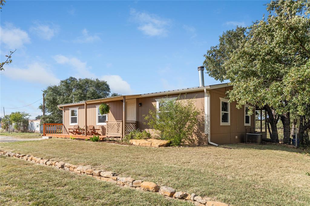 a view of a house with backyard