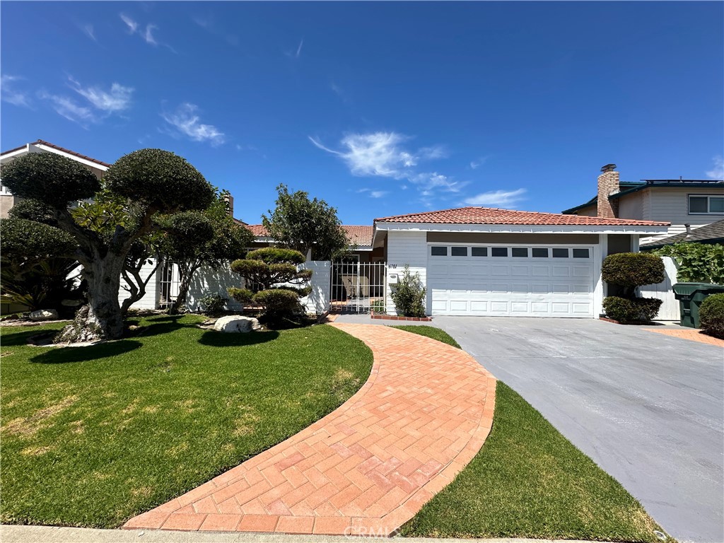 a view of a house with backyard and sitting area