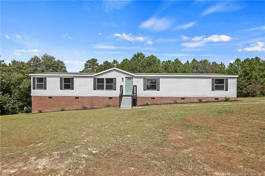 a view of a house with a backyard