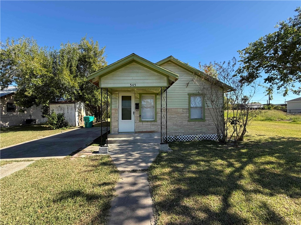 a view of a house with a yard