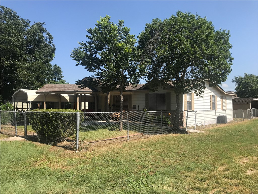 a view of a house with a yard