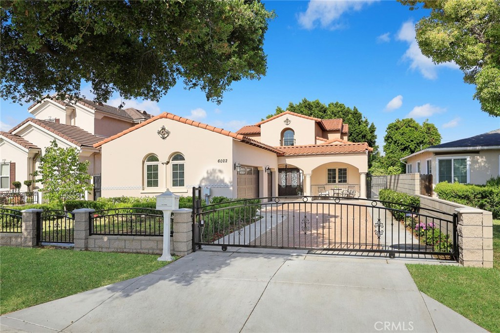 Stunning front image with an automatic security gate