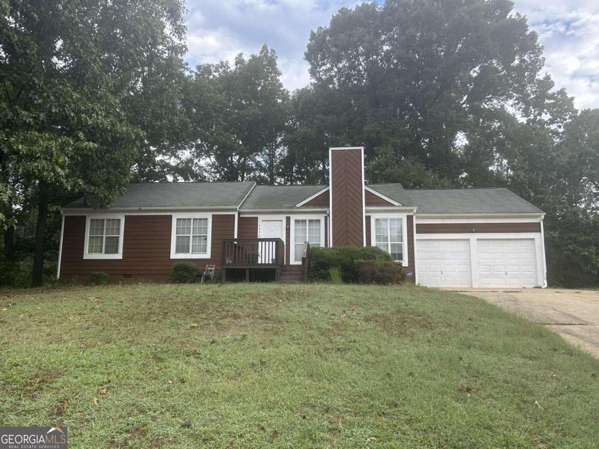 a view of a house with a yard