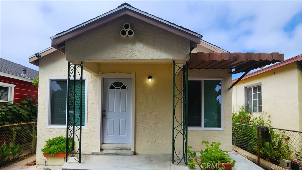 a view of a house with small yard