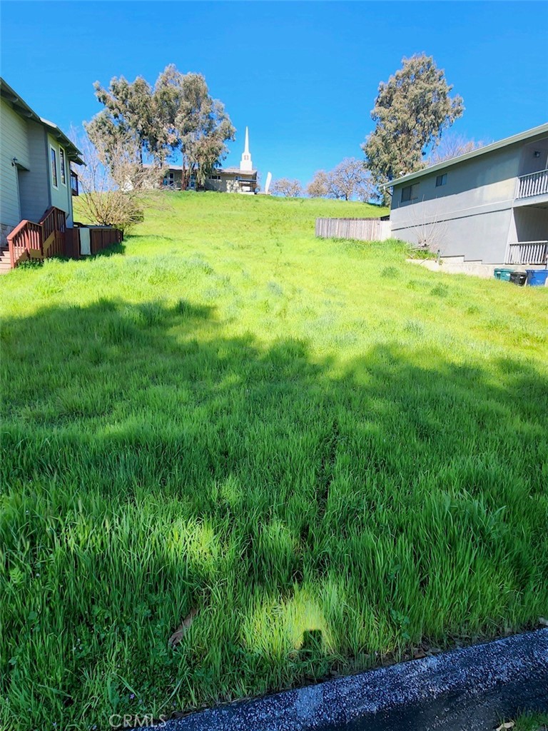 a view of a houses with backyard