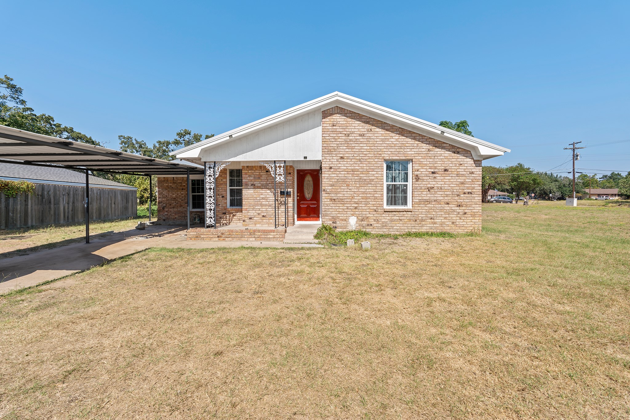 a view of a house with backyard