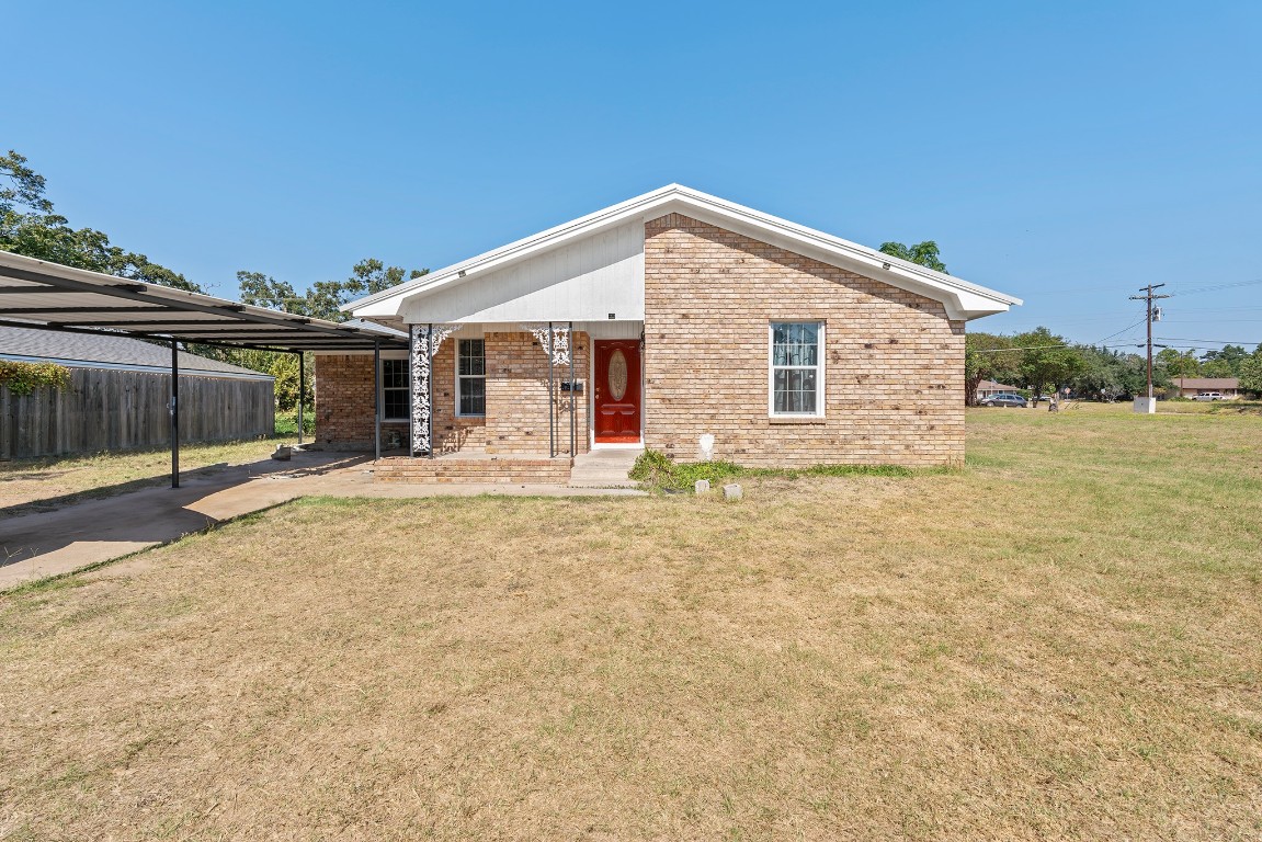 a view of a house with backyard