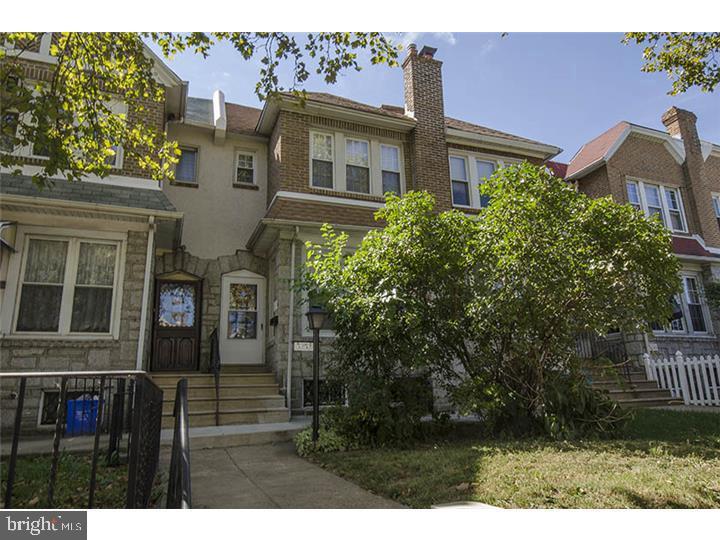 a view of outdoor space yard and front view of a house