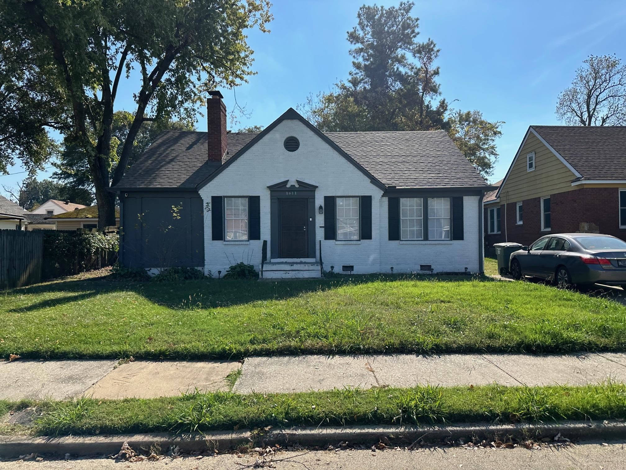 View of front facade featuring a front yard