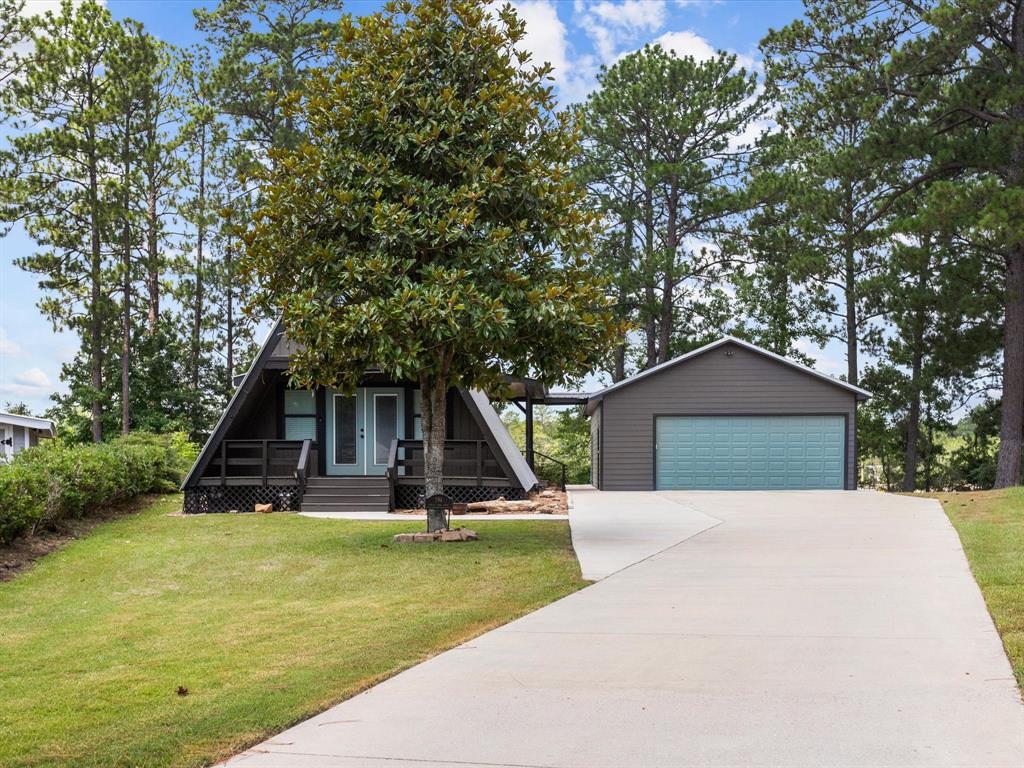 a view of a house with backyard and tree