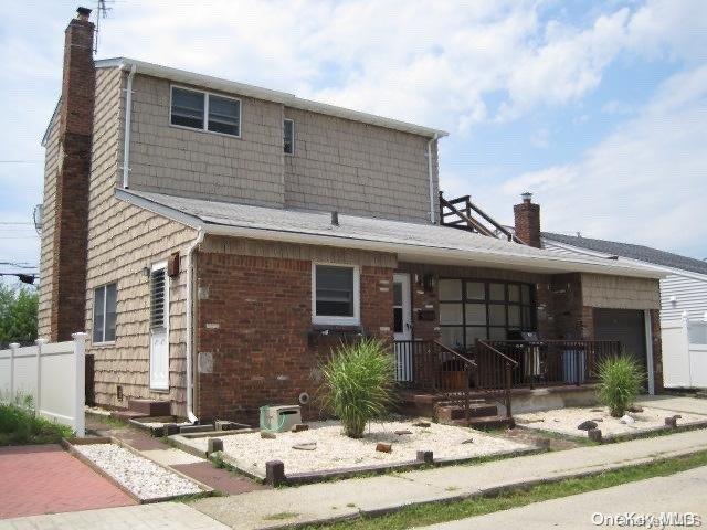 a view of a house with yard and windows