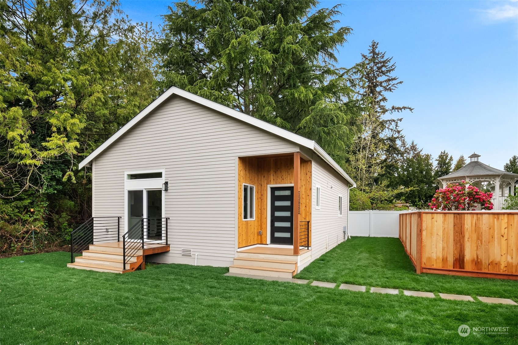 a view of a house with backyard