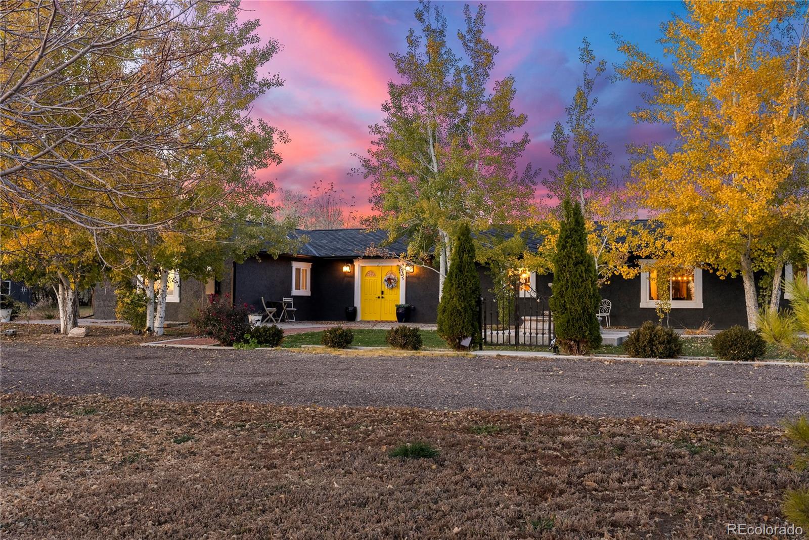 a view of a house with a yard