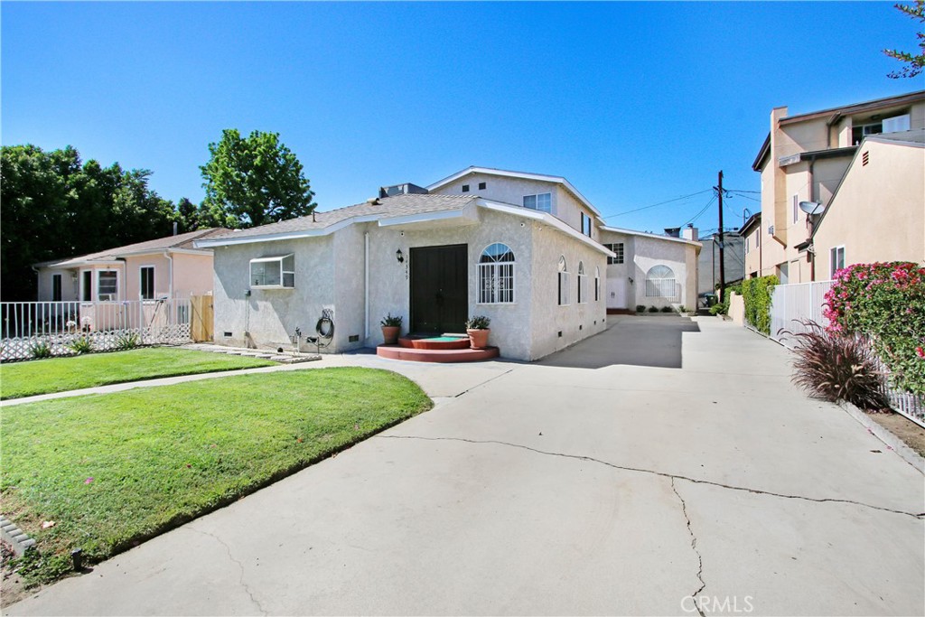 a view of a house with backyard and porch