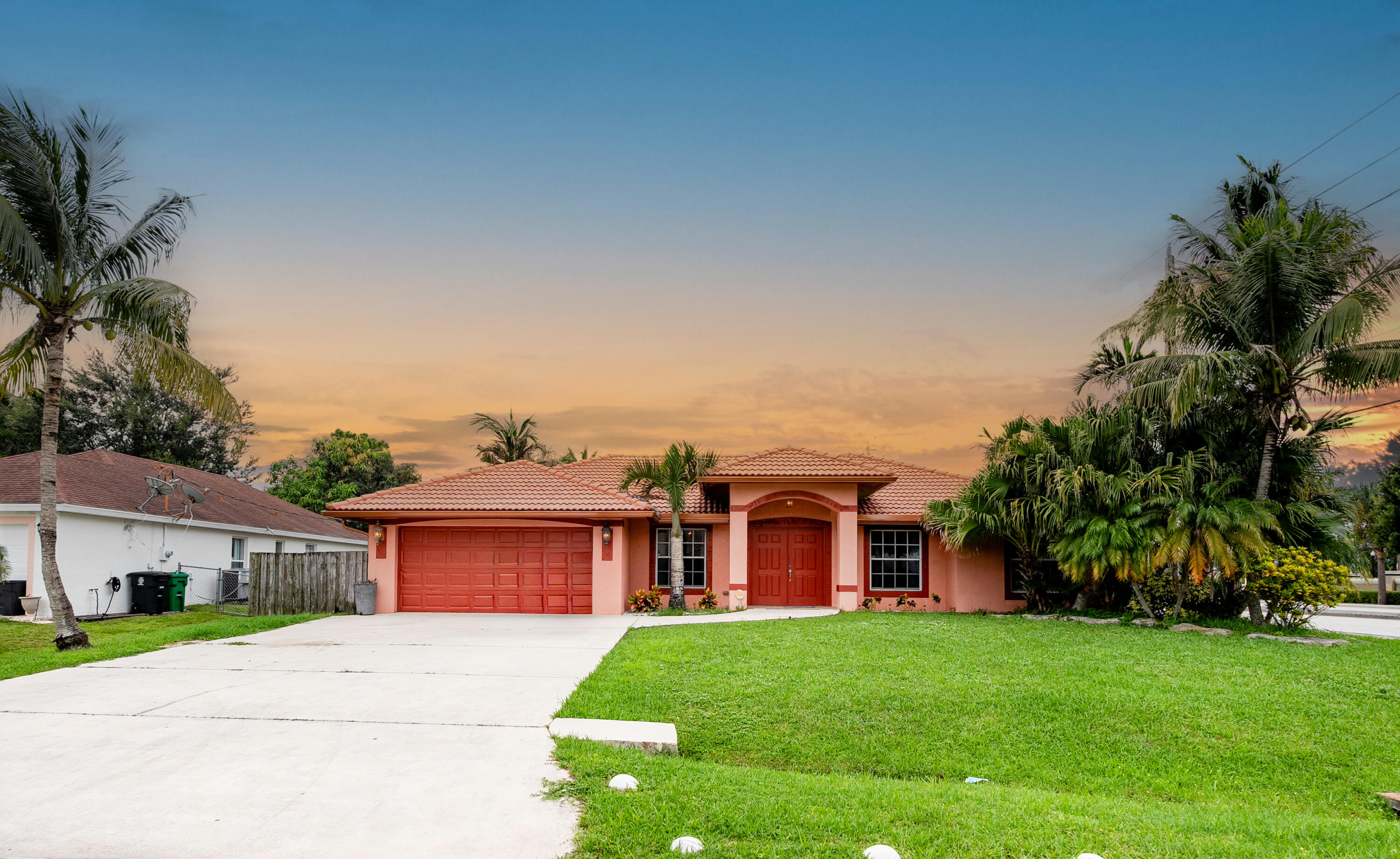 a view of a yard in front of a house