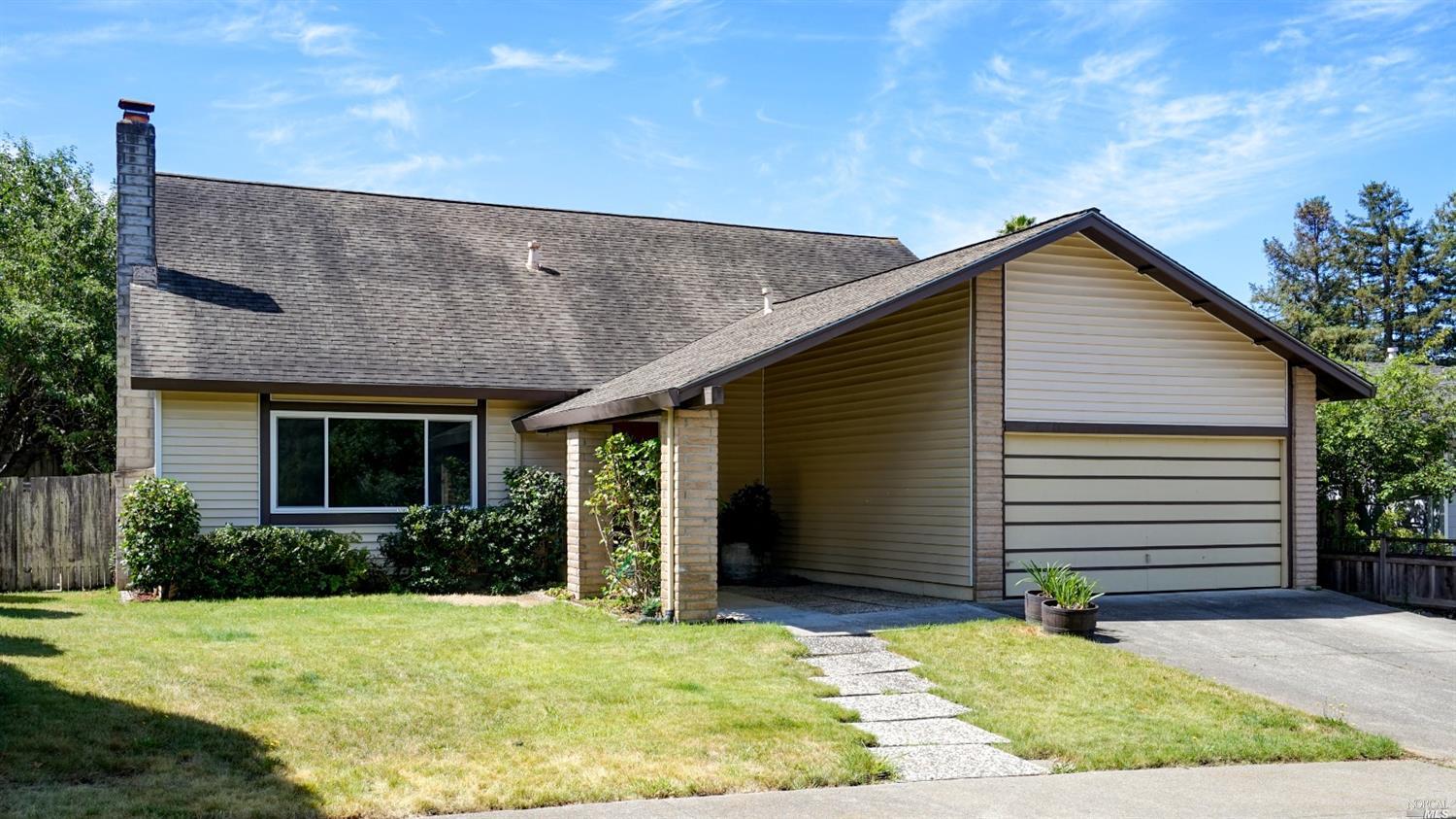 a view of a house with backyard and garden