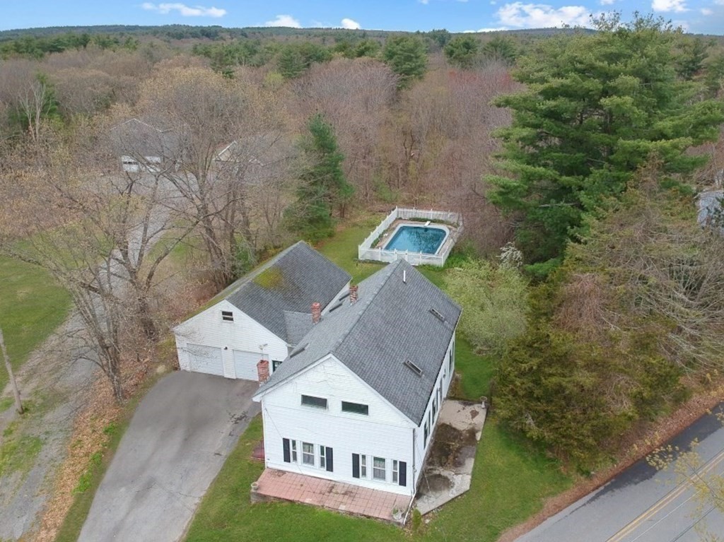 an aerial view of a house with outdoor space and a lake view