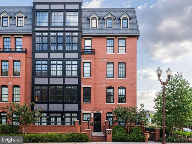 $1,025,000 | 1700 Clarendon Boulevard, Unit 153 | Radnor-Fort Myer Heights