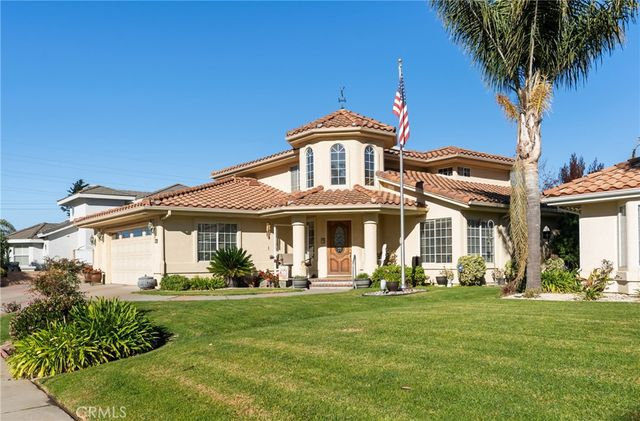 $899,900 | 721 Ballestral Avenue | Country Club Village