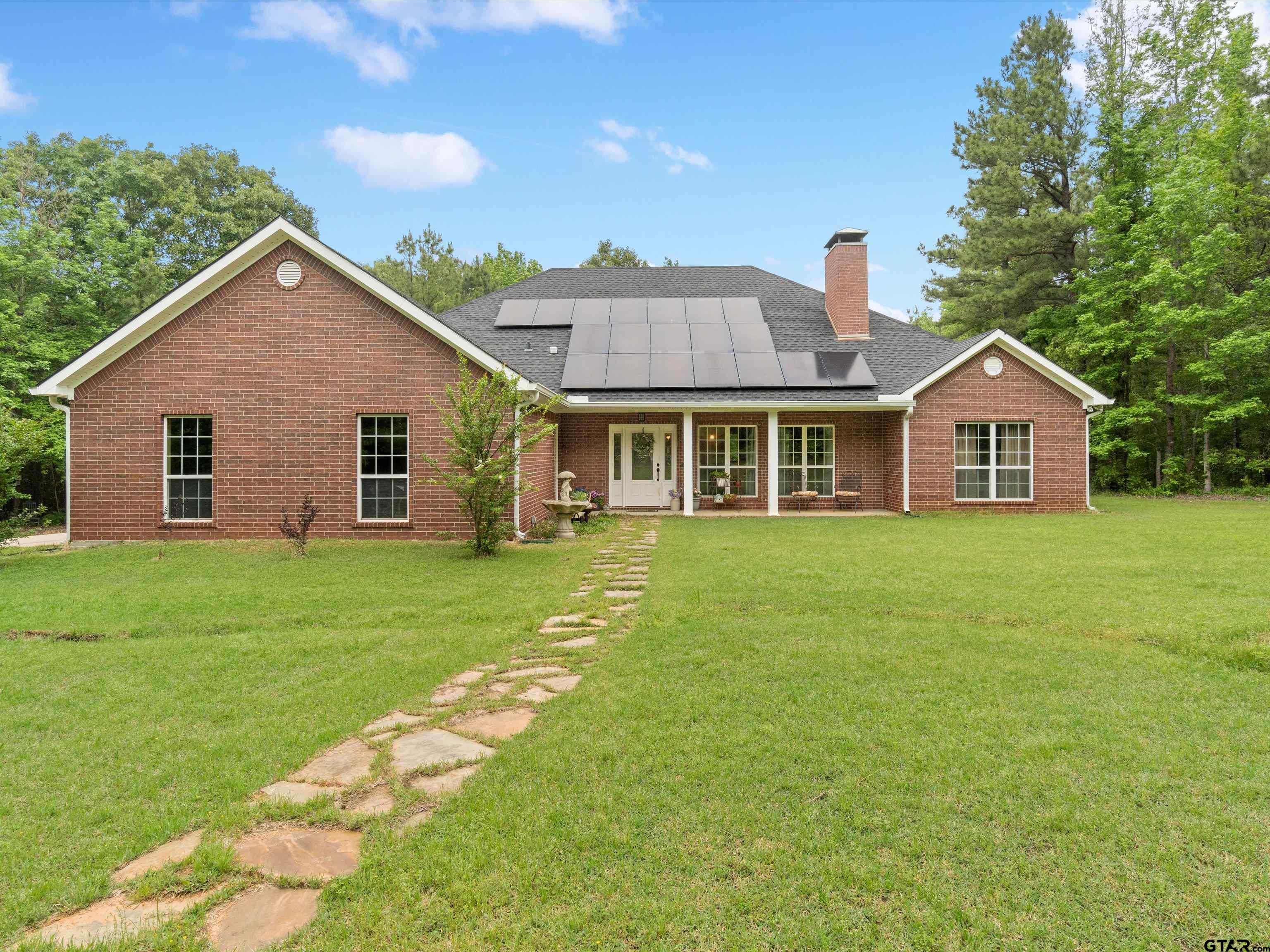 a view of a yard in front of house