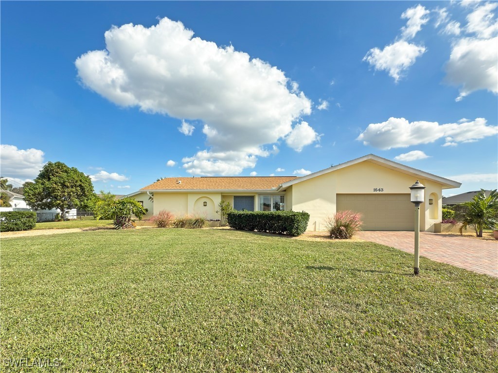 a view of a house with a yard