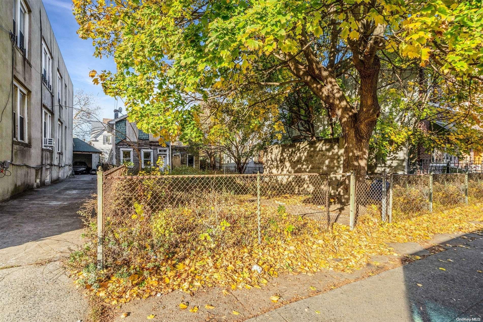 a view of residential houses with yard