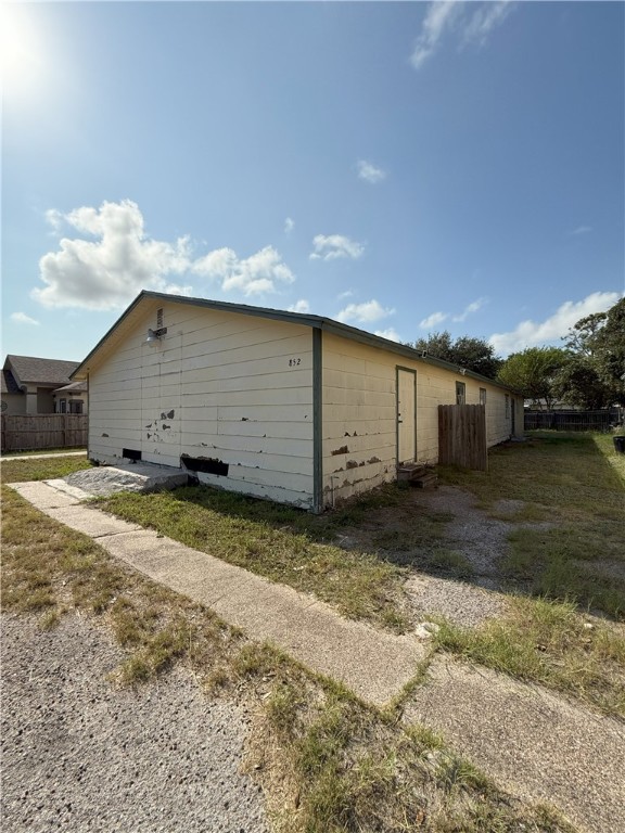 a view of a house with backyard