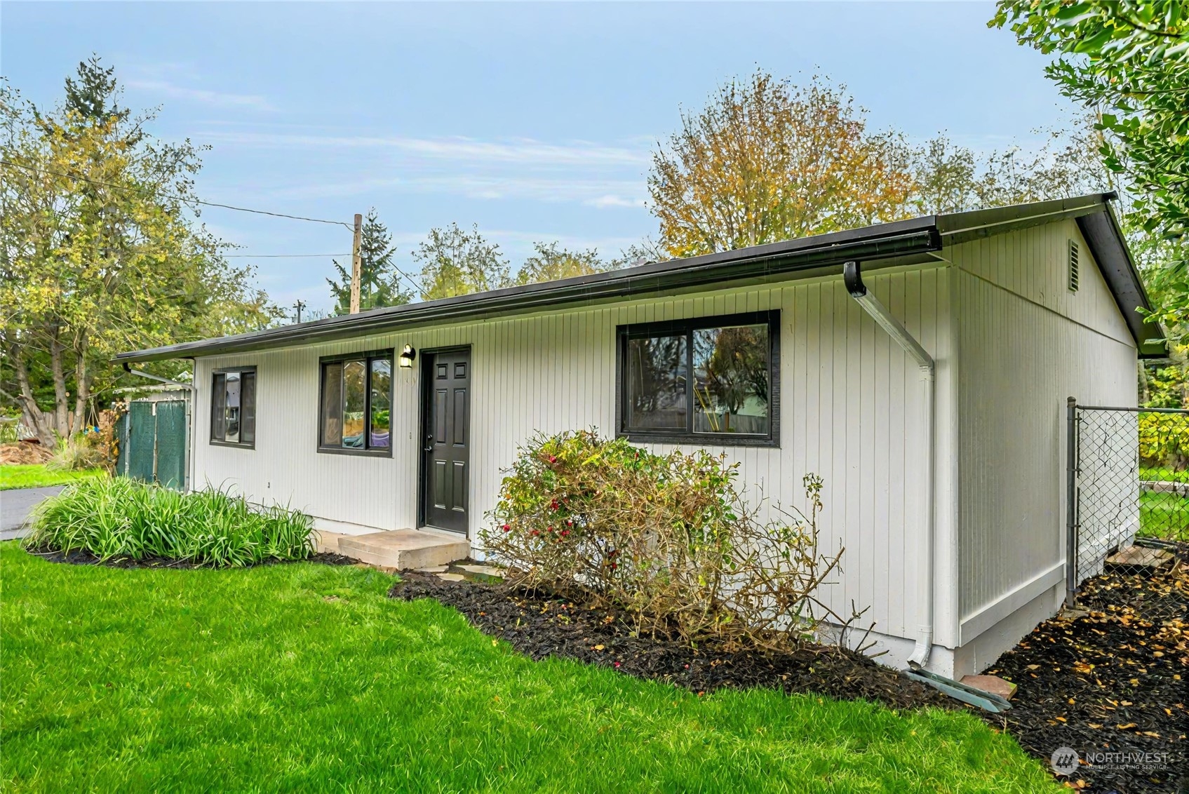 a view of a house with a yard