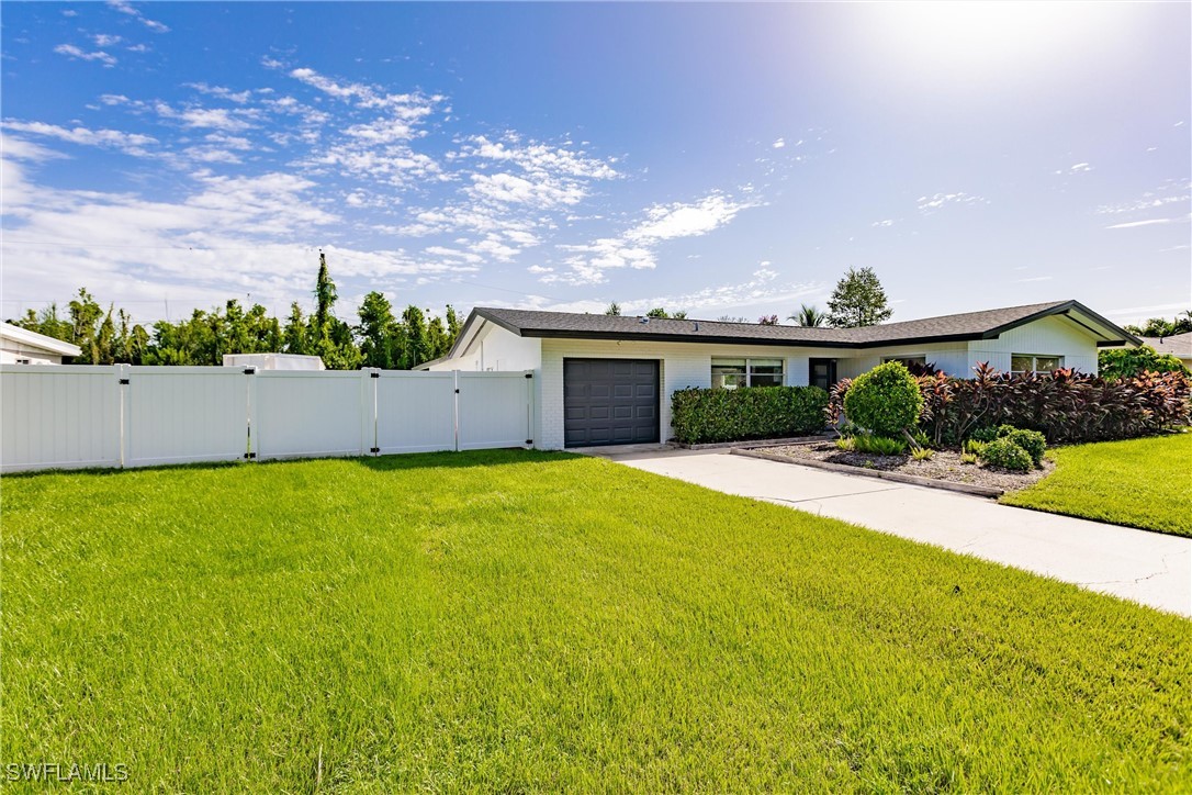 a view of an house with backyard and garden