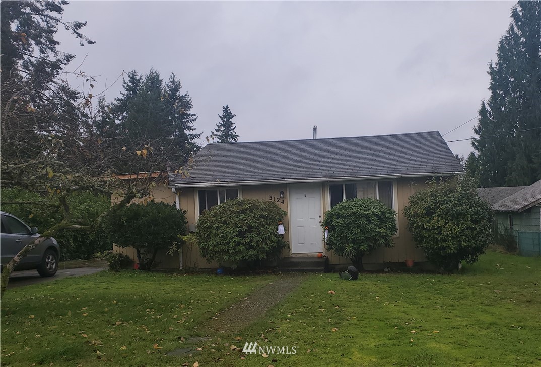 a view of a house with garden and backyard