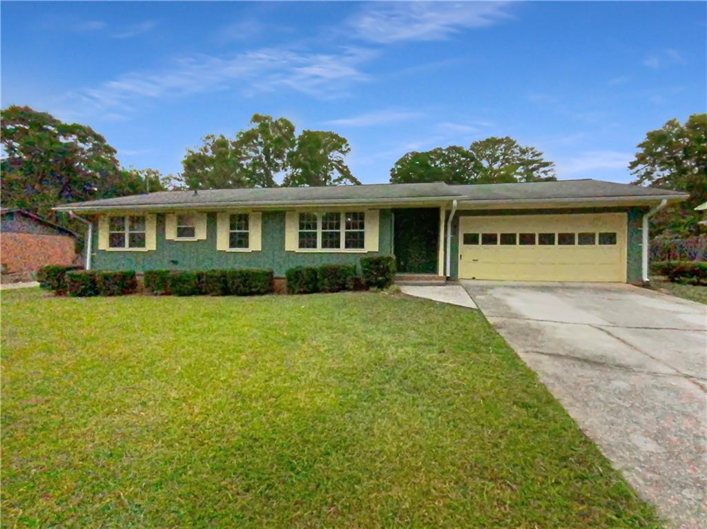 a view of house with a yard