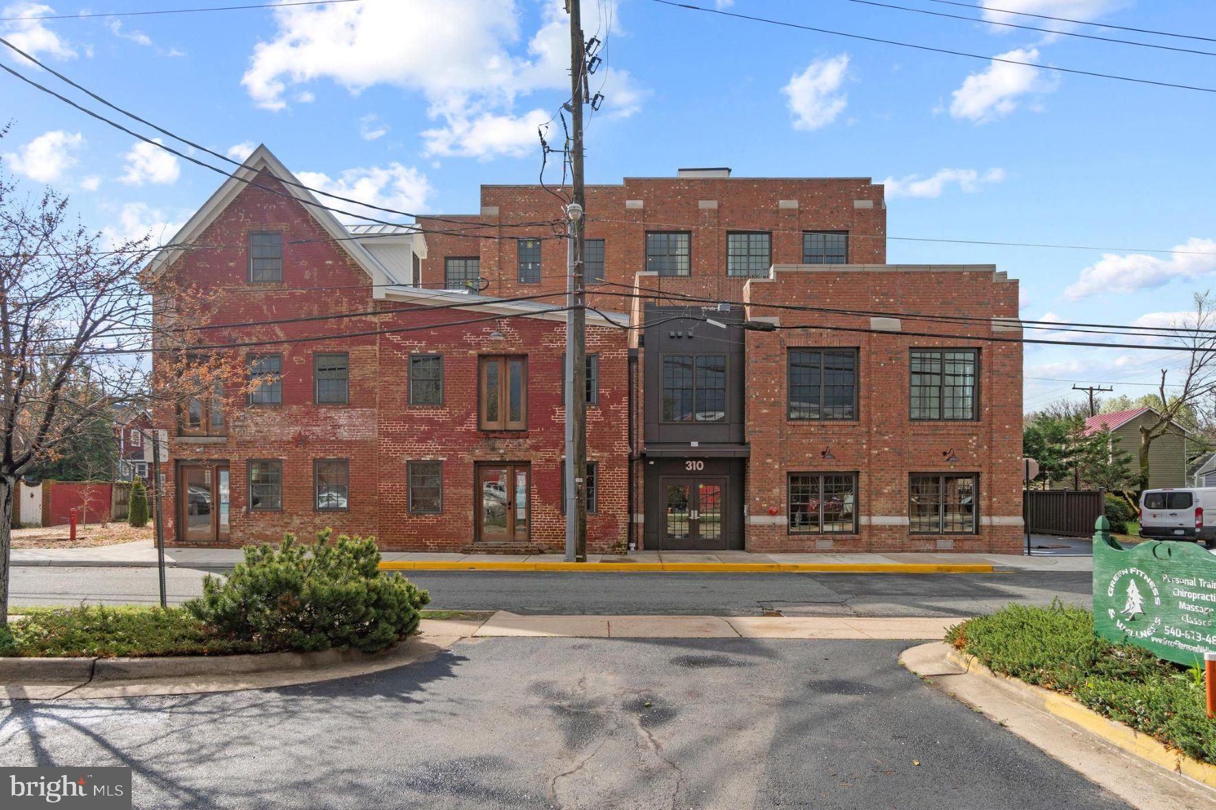 a view of building with a yard