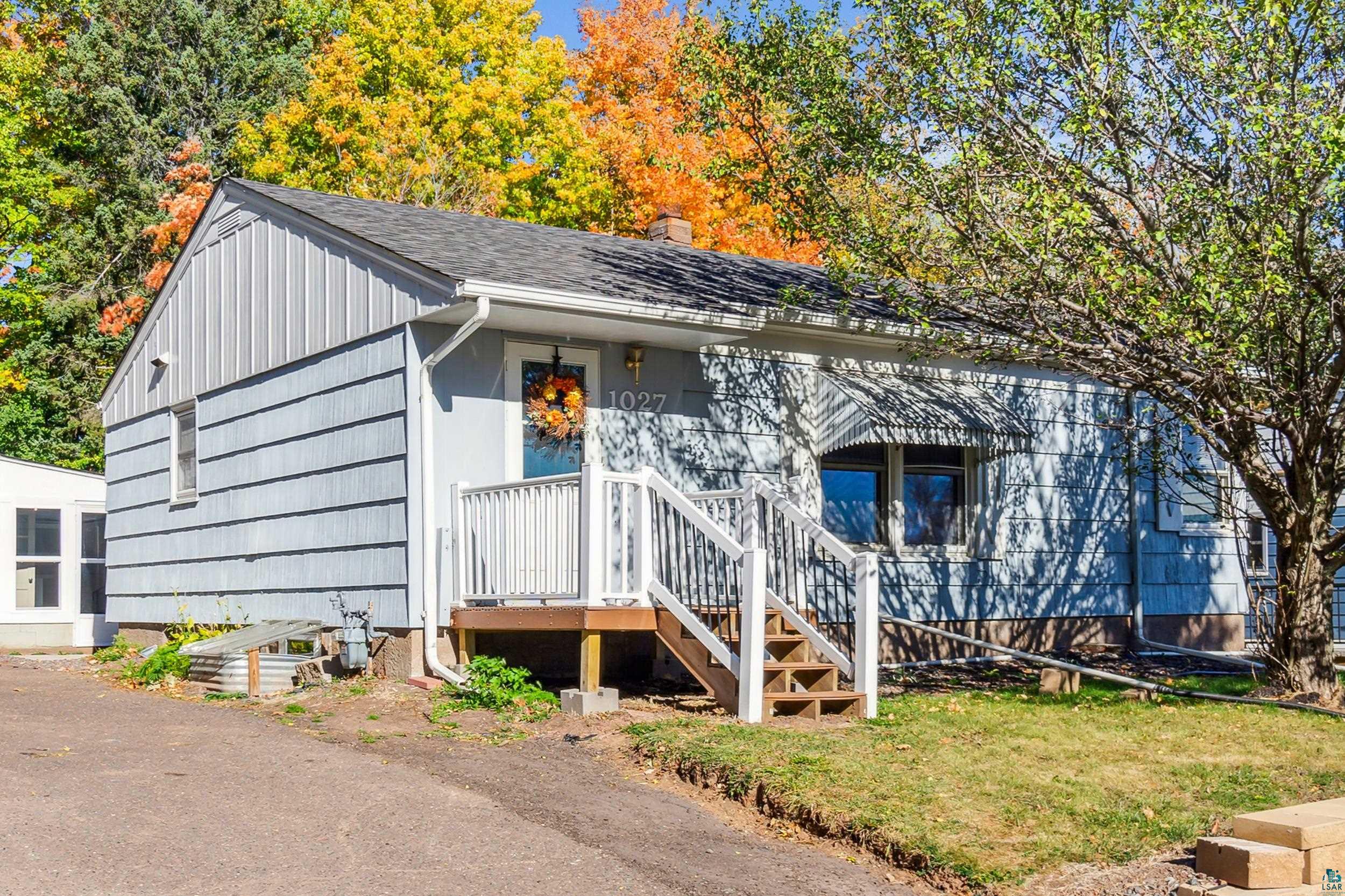 View of front of house featuring a front yard