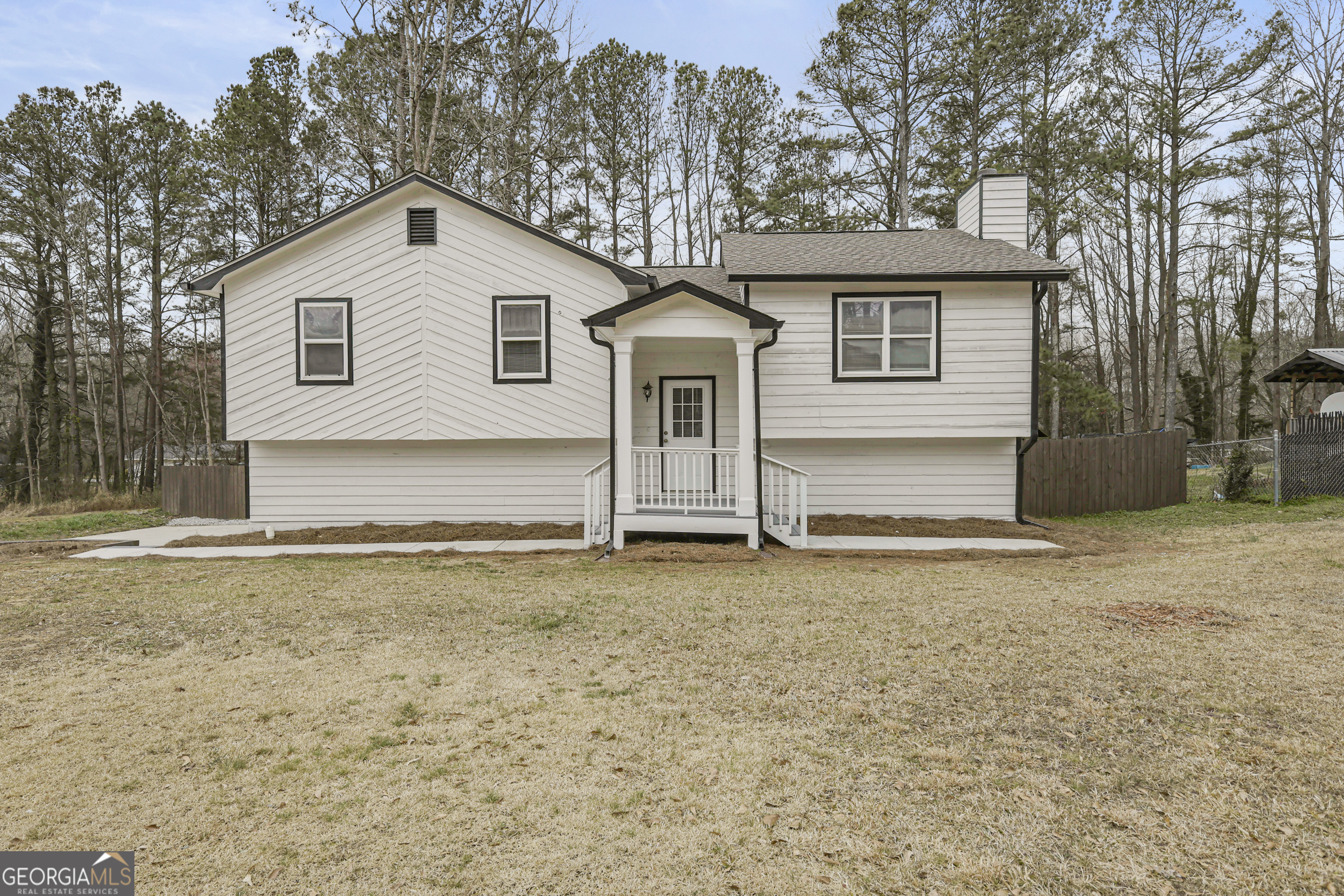 a view of a house with a yard