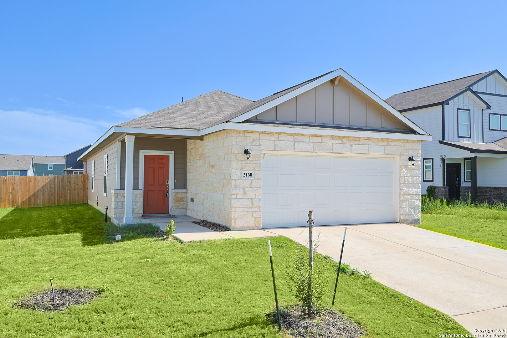 a view of a house with backyard and garden